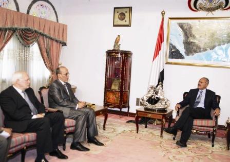 رئيس الجمهورية أثناء استقباله سفيري موريتانيا وهولندا أمس